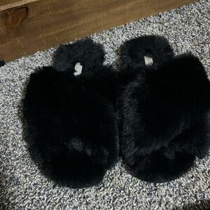 Black fuzzy slippers small 5-6